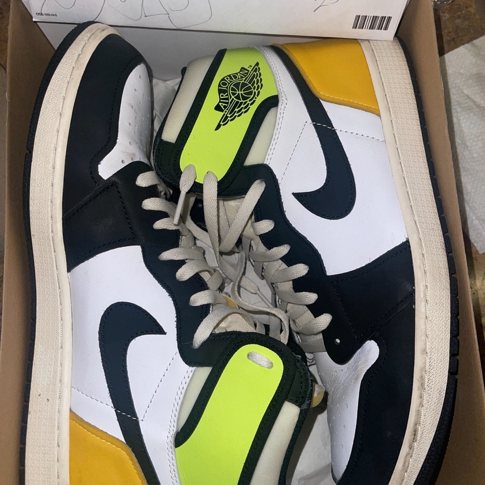 Nike Men's Sneakers in Black, White, and Yellow